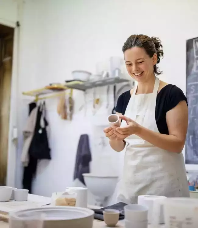 Mujer trabajando en su empresa