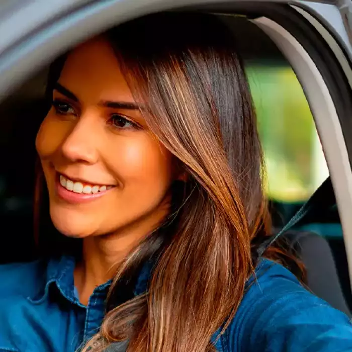 imagen de mujer conduciendo