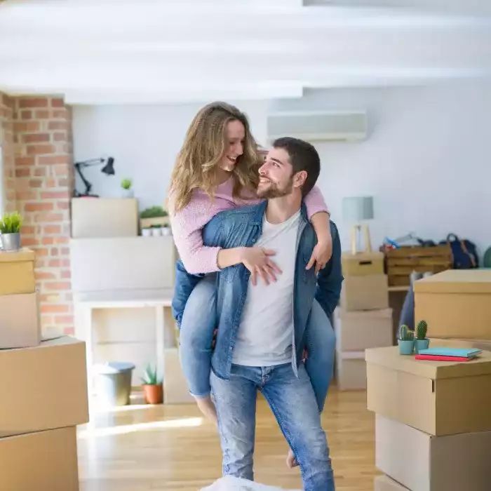 Pareja en mudanza 