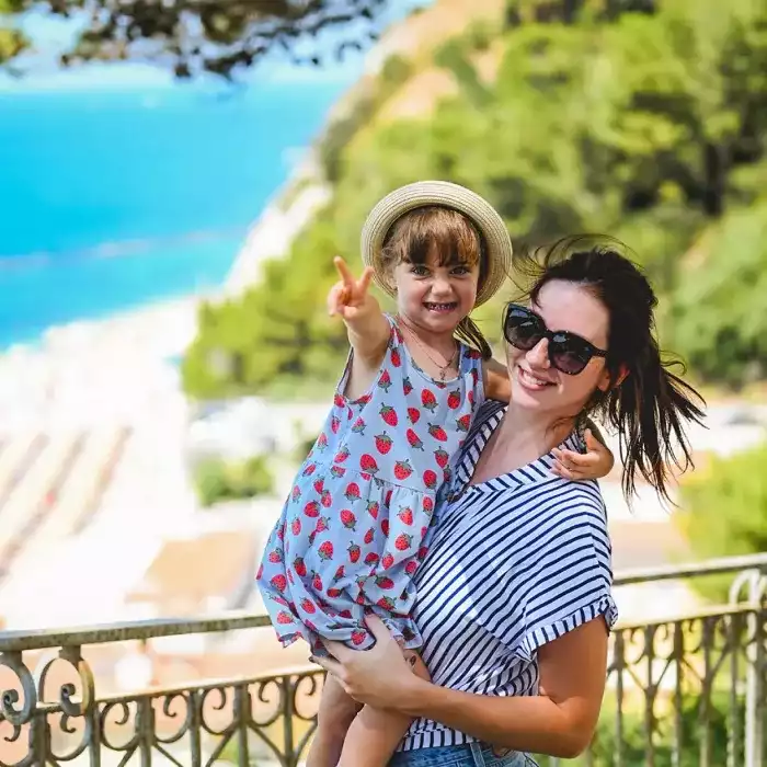 Madre viajando con su hija 