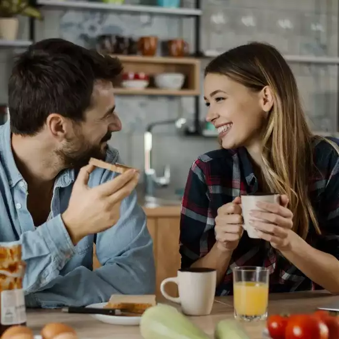 Pareja desayunando